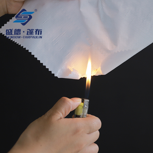 Bâche PE ignifuge avec une forte résistance à la déchirure, imperméable et anti-UV